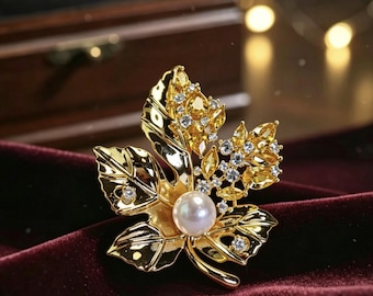 Broche de hoja de arce con perla Edison de agua dulce natural / Bañado en oro amarillo de 18 quilates / Regalo para ella / Broche de otoño / Joyería con forma de hoja
