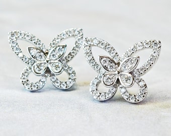 Elegantes pendientes de mariposa con diamantes simulados de talla brillante redonda en plata 925 con baño de oro blanco de 18 quilates.