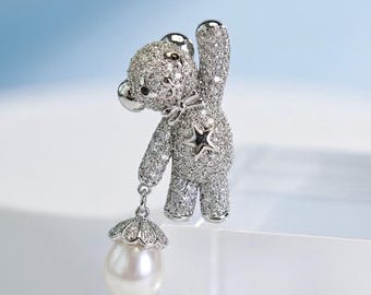 Adorable broche de oso brillante con perla blanca de agua dulce / Diamante simulado redondo talla brillante / Bañado en oro blanco de 18 quilates / Regalo para ella