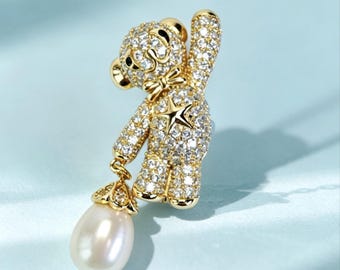 Adorable broche de oso brillante con perla blanca de agua dulce / Diamante simulado redondo talla brillante / Bañado en oro de 18 quilates / Regalo para ella