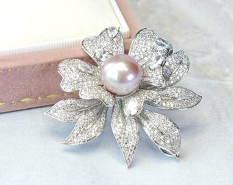Elegante Blüten Brosche mit Süsswasser Lila Edison Perle |  Brillantschliff CZ Akzente | 18K Weißgold überzogen | Geschenk für Sie