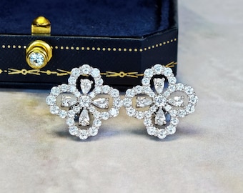 Pendientes grandes con brillantes cuatro hojas de trébol y diamantes simulados. Plata maciza 925 chapada en oro blanco de 18 quilates.