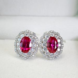 Pendientes de rubí: talla ovalada, doble halo, plata de ley