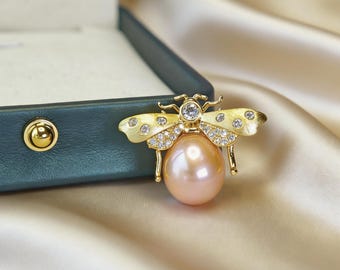 Broche Petite Bee de perlas color melocotón de agua dulce / Detalles de diamantes de imitación / Bañado en oro de 18 quilates / Regalo para ella