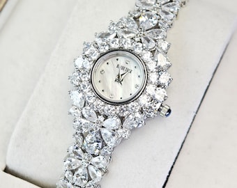 Florale Glamour-Damen-Armbanduhr mit Perlmutt-Zifferblatt & künstlichen Diamanten | 18K Weißgold überzogen | Hochzeitsschmuck | Braut Armbanduhr