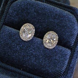 Clous d'oreilles classiques avec halo de diamants simulés de coupe ovale de 7 x 5 mm en argent S925 plaqué or 18 carats | Meilleur cadeau pour elle