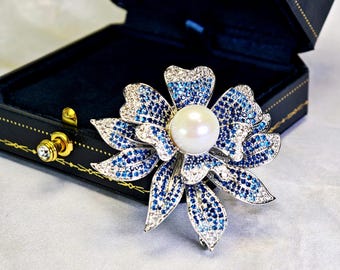 Elegante Blüten Brosche mit Süßwasser Edison Perle | Blau Ton Strass | 18K Weißgold überzogen | Geschenk für Sie