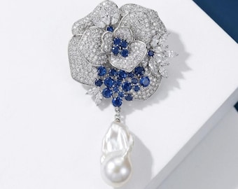 Broche floral artesanal con perlas barrocas luminosas y detalles en azul zafiro / Bañado en oro blanco de 18 quilates / Alfiler de rosa