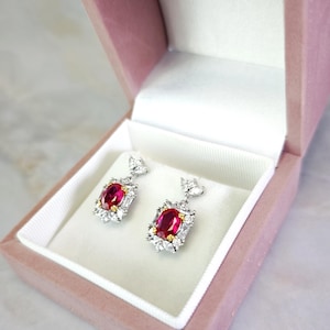 Boucles d'oreilles pendantes Rudy Accents, sang de pigeon, taille ovale, pendantes avec halo de diamants simulés en argent S925 avec plaqué or blanc