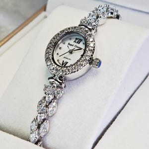 Oval Shape Case Mother of Pear Dial Face Marquise-cut & Round Brilliant-cut Diamond Bracelet 18K White Gold Plated Ladies Dress Party Watch