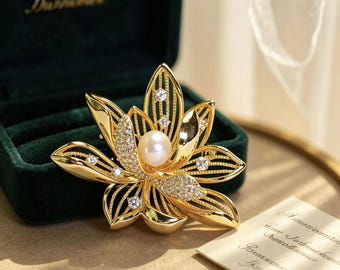 Broche de perla natural de agua dulce Luminous Lotus / Diamante simulado redondo talla brillante / Bañado en oro de 18 quilates / Regalo para ella