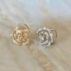 Bague boucle écharpe Kylie Camellia à fleurs rose or/argenté avec diamants ronds de taille brillant