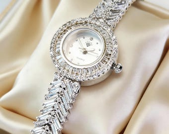 Reloj de vestir para mujer, estilo art déco, con esfera de nácar y diamantes simulados, chapado en oro blanco de 18 quilates, con elegancia atemporal.