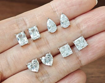 Pendientes de botón con forma de corazón de esmeralda de 1 quilate y diamantes de imitación de talla princesa en plata de ley 925 bañados en oro blanco de 18 quilates.