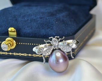 Broche de perlas moradas de agua dulce con forma de abeja pequeña / Detalles de diamantes simulados / Bañado en oro blanco de 18 quilates / Regalo para ella