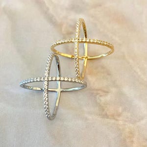 Pierścionek Rachel X Shape Cross w kolorze złotym/srebrnym z okrągłą klamrą z imitacją diamentów