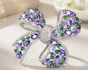 Broche de lazo con amatista púrpura y esmeralda brillante - Broche de cinta con corte de pera / Baño de oro blanco de 18 quilates / Regalo para ella / Ideas para regalos /