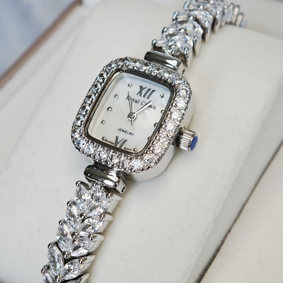 chinese dress ladies Van Cleef & Arpels Gold Ladies Round Dress Watch Box and Papers