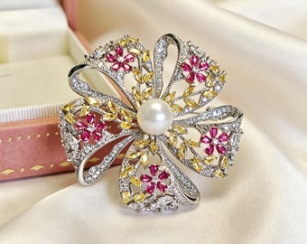 Broche floral de perlas redondas blancas Edison de agua dulce natural con detalles de circonitas cúbicas rojas y amarillas / chapado en oro de 18 quilates • El mejor regalo para ella • La mejor idea para un regalo