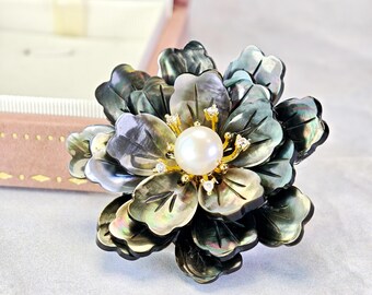 Filigrane Blumen Brosche mit Schwarzer Perlmuttperle | Natürliche Süßwasserperle | 18K Weißgold überzogen | Geschenk für Sie | Blumen Anstecknadel