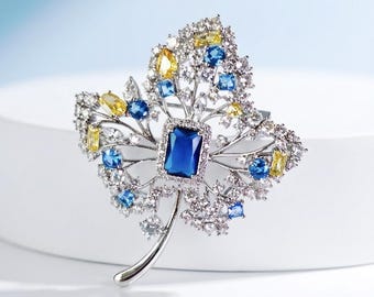 Broche de hoja de arce con detalles de zafiro azul de imitación y diamantes simulados multicolor / Chapado en oro blanco de 18 quilates / Regalo para ella / Ideas para regalos