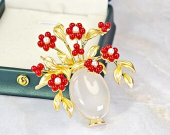 Natürliche weiße Achat Vase Brosche | Akzente rote Koralle weiße Perlenblüten | Gelbgold-Plattierung | Geschenk für Sie | Mode Accessoire