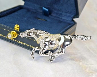 Ewige Rennsport Elegante Pferdebrosche | Silber & Gold Ton | Runder Brilliantschliff Cubic Zirkonia | 18K Vergoldung | Geschenk für Ihn