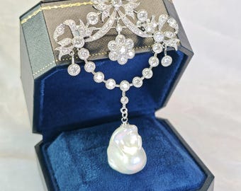 Broche estilo Victoria con perla barroca de agua dulce natural / Chapado en oro blanco de 18 quilates / Detalles de circonita cúbica de grado AA / Accesorios /