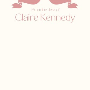 Może przedstawiać: Różowa wstążka z kokardą na białym tle. Tekst "From the desk of Claire Kennedy" znajduje się pod wstążką.