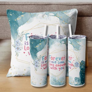 Puede incluir: Tres vasos de acero inoxidable con un diseño de acuarela turquesa y detalles de purpurina dorada. Los vasos muestran el texto "Forever is not long enough with you".