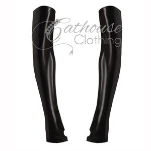 Puede incluir: Dos mangas de brazo de látex negro y brillante. Las mangas son largas, cubriendo los brazos desde la muñeca hasta la parte superior del brazo. Las mangas tienen un recorte en las puntas de los dedos. El texto "Cathouse Clothing" es visible en la parte superior central.
