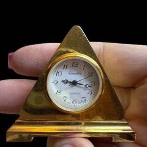 【昭和レトロ】Triangle Clock Quartz 掛時計 動作品 Triangle Clock - Etsy