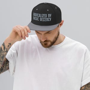 Radicalized by Basic Decency-snapbackhoed voor progressieven, geborduurde politieke pet met platte rand voor kiezers, cadeau voor activisten en studenten