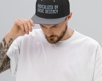 Radicalized by Basic Decency-snapbackhoed voor progressieven, geborduurde politieke pet met platte rand voor kiezers, cadeau voor activisten en studenten