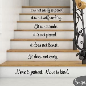 Può includere: Una scala di legno con una ringhiera in metallo nero. Le parole "it is not easily angered, it is not self-seeking, It is not rude, it is not proud. it does not boast, It does not envy, Love is patient. Love is kind." sono scritte sui gradini. Le parole "Sugar Creek" sono scritte sul gradino inferiore.