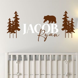 Calcomanía de vinilo para pared con el nombre de un niño que caza un oso, un ciervo y árboles en el bosque, calcomanía para habitación de bebé en el bosque, silueta de bosque, mural de naturaleza, decoración de bosque
