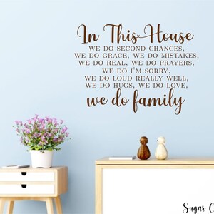 In This House We do- Vinyl Wall Decal- Family Quotes- Farmhouse Décor- Sign Making- Living Room Décor- Home Décor