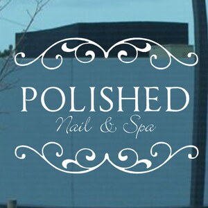 Könnte beinhalten: Weißes Schaufenster-Schild mit einer dekorativen Verzierung über und unter dem Text "POLISHED Nail & Spa".