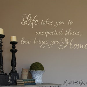 La vida te lleva a lugares inesperados El amor te trae Hogar-Calcomanía de pared de vinilo-Decoración de entrada-Decoración del hogar-Decoración de pared familiar-Decoración de pared-