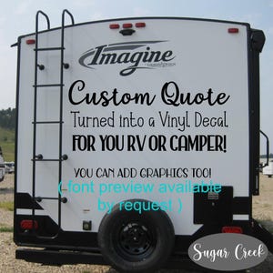 Könnte beinhalten: Weißes Wohnmobil mit schwarzen Akzenten und einer Leiter. Auf dem Wohnmobil steht "Imagine" und "Custom Quote Turned into a Vinyl Decal FOR YOU RV OR CAMPER!" mit zusätzlichem Text zu Grafiken und Schriftvorschau. Ein Ersatzreifen ist sichtbar.