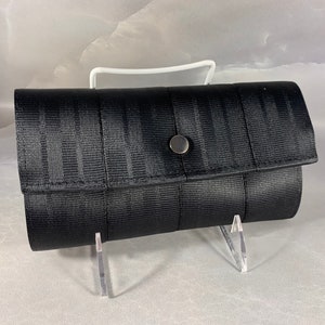 ¡La billetera para cinturón de seguridad “Bailey” en negro de FiberTime!