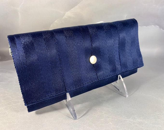 The “Bailey” Seat Belt Wallet In Navy from FiberTime!