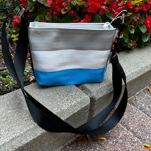 Bolso de cinturón de seguridad pequeño en forma de baguette, de color gris, blanco, turquesa y negro