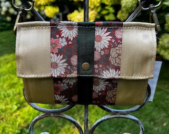 Light Gold White Daisies and Dark Green Foldover Crossbody Seatbelt Clutch
