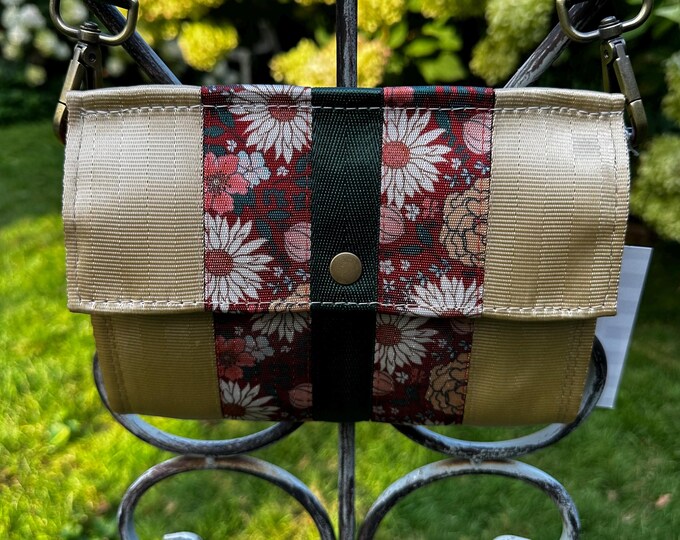 Light Gold White Daisies and Dark Green Foldover Crossbody Seatbelt Clutch