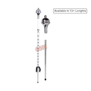 Puede incluir: Una maza plateada y blanca para banda de música con una cabeza decorativa, una cadena y una borla. La maza se muestra desmontada con el texto "Available In 13+ Lengths".