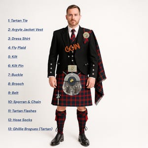 Puede incluir: Un hombre con un atuendo escocés tradicional. El conjunto incluye una chaqueta negra, chaleco, camisa, corbata tartán, kilt, sporran y calcetines. El kilt es de cuadros rojos y negros. El atuendo se completa con Ghillie Brogues.