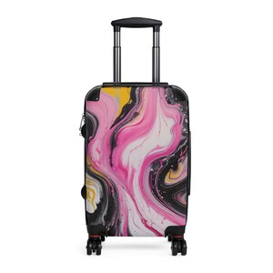 シックな旅行用スーツケース、トレンディな荷物、スタイリッシュな機内持ち込み用バッグ、パーソナライズされたギフト、バケーションの必需品