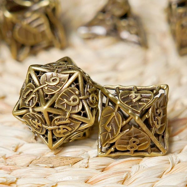 Juego de dados de latón huecos con forma de hoja - 7 dados de rol de plantas