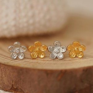 Tiny Flower Stud Earrings Dainty Gold Or Silver Earrings Minimalist Stud Earrings Helix Earring Conch Piercing Unique and Elegant Gift Idea